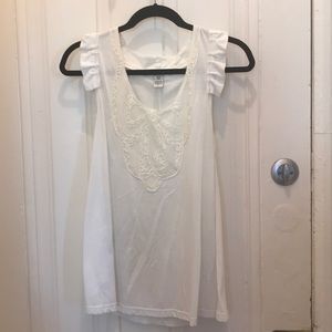 Sleeveless blouse with front bow embroidery detail